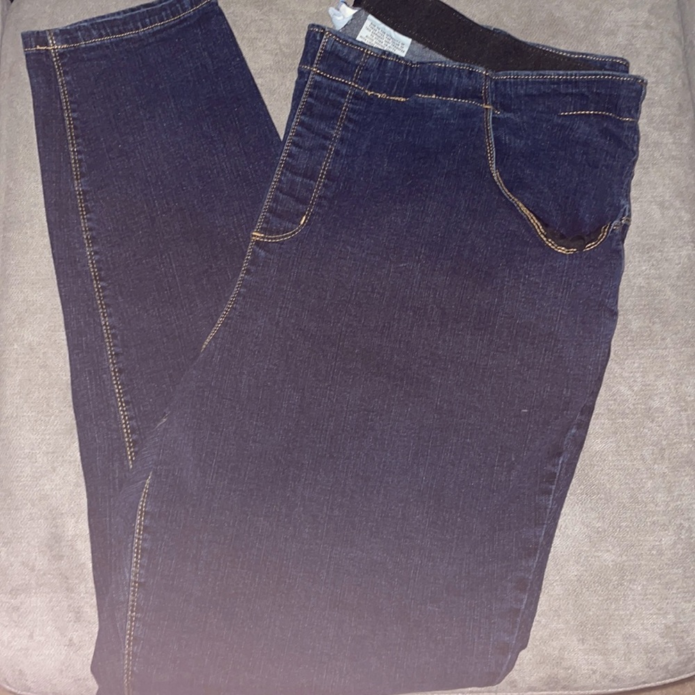 Woman’s Plus size Cropped Dark Denim with an Elastic Waistband.